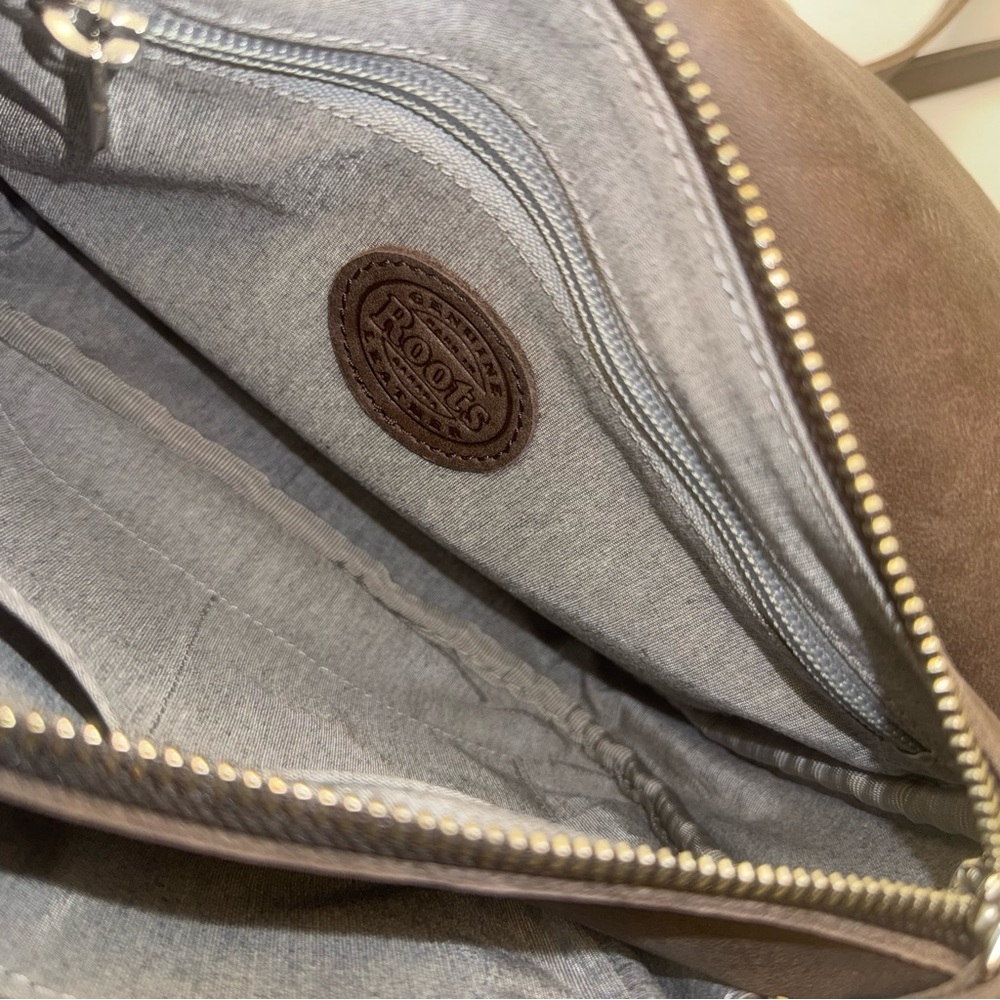 Roots Riverside Crossbody - Picture 5 of 11